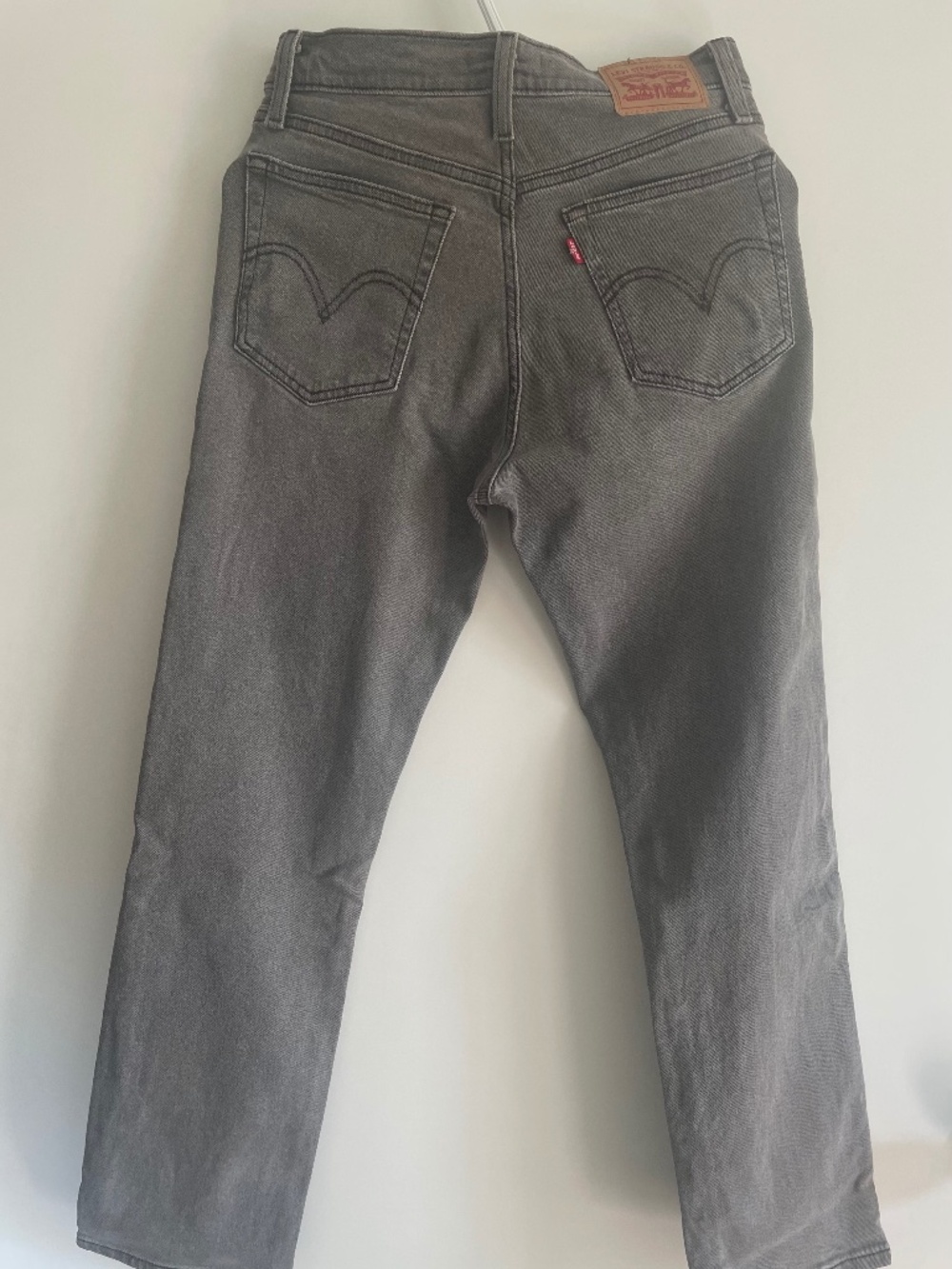 EUC Levi’s Grey Wedgie Straight Ankle Jeans with Stretch - Women’s Size 28 - Picture 9 of 11